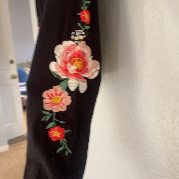 Rose embroidered glow crop top - Picture 3 of 4